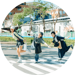 横断歩道を渡っている様子